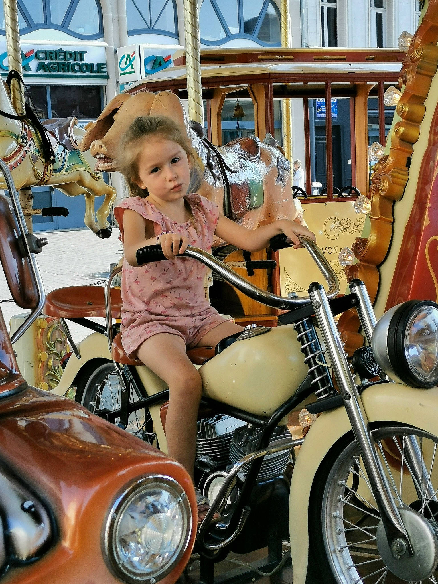 Djenny a rejoint le concours — aidez-le/la à gagner de superbes lots ! antique_car, auto_part, automotive_design, automotive_lighting, car, chopper, classic, classic_car, family_car, headlamp, land_vehicle, mid_size_car, mode_of_transport, model, motor_vehicle, motorcycle, person, retro_style, vehicle, vintage_car