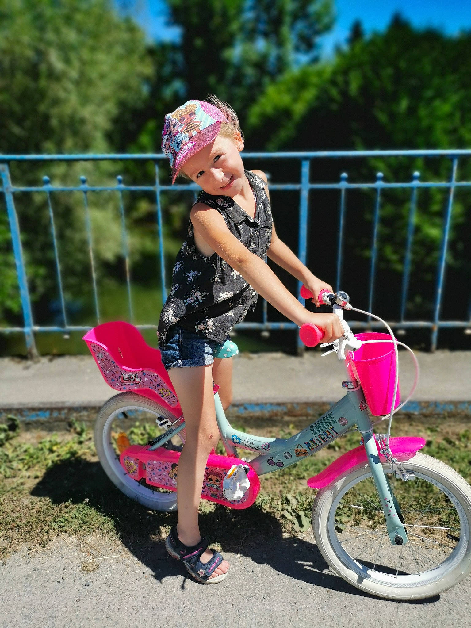 Djenny a rejoint le concours — aidez-le/la à gagner de superbes lots ! automotive_tire, bicycle, bicycle_accessory, bicycle_fork, bicycle_frame, bicycle_handlebar, bicycle_helmet, bicycle_saddle, bicycle_tire, bicycle_wheel, bicycles_equipment_and_supplies, headwear, helmet, joy, leg, person, plant, shoe, shorts, sneakers