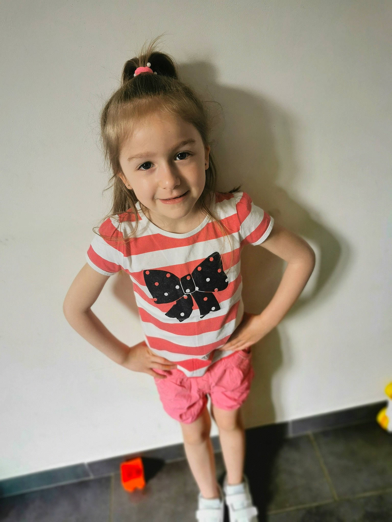 Djenny a rejoint le concours — aidez-le/la à gagner de superbes lots ! baby_toddler_clothing, child, clothing, dress, face, footwear, happy, joint, joy, knee, neck, pattern, person, pink, shorts, shoulder, skin, sleeve, smile, t_shirt