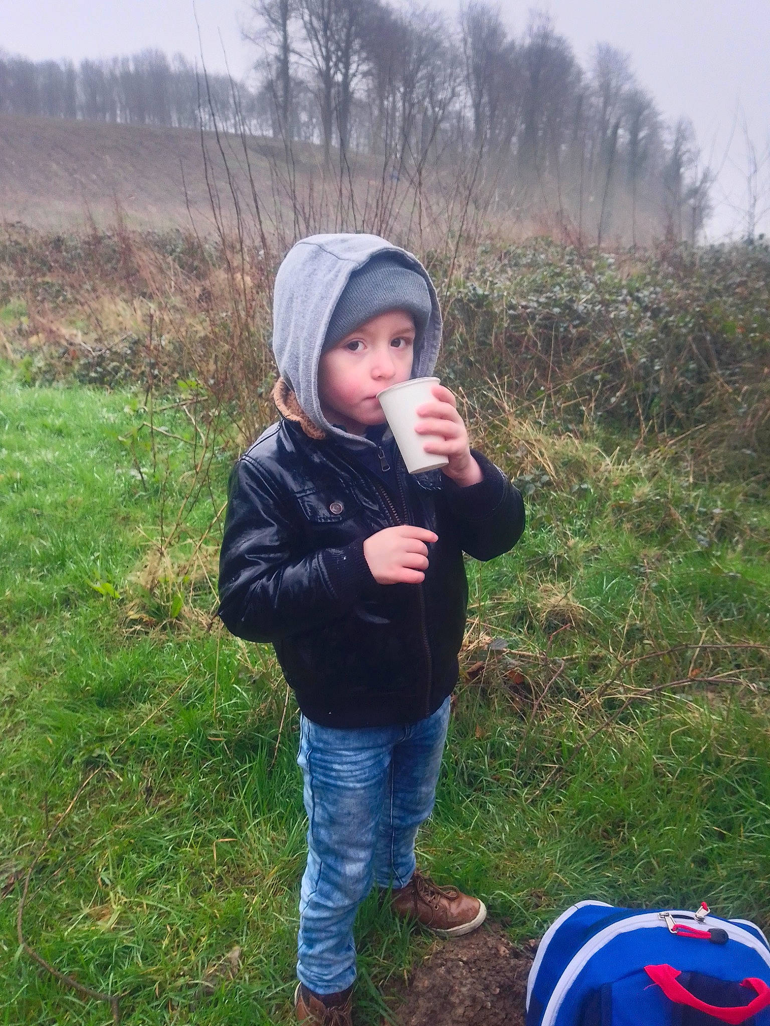 Mike a rejoint le concours — aidez-le/la à gagner de superbes lots ! child, grass, grassland, headwear, jacket, mountain, outerwear, person, plant, play, sky, toddler, tree, wilderness, winter