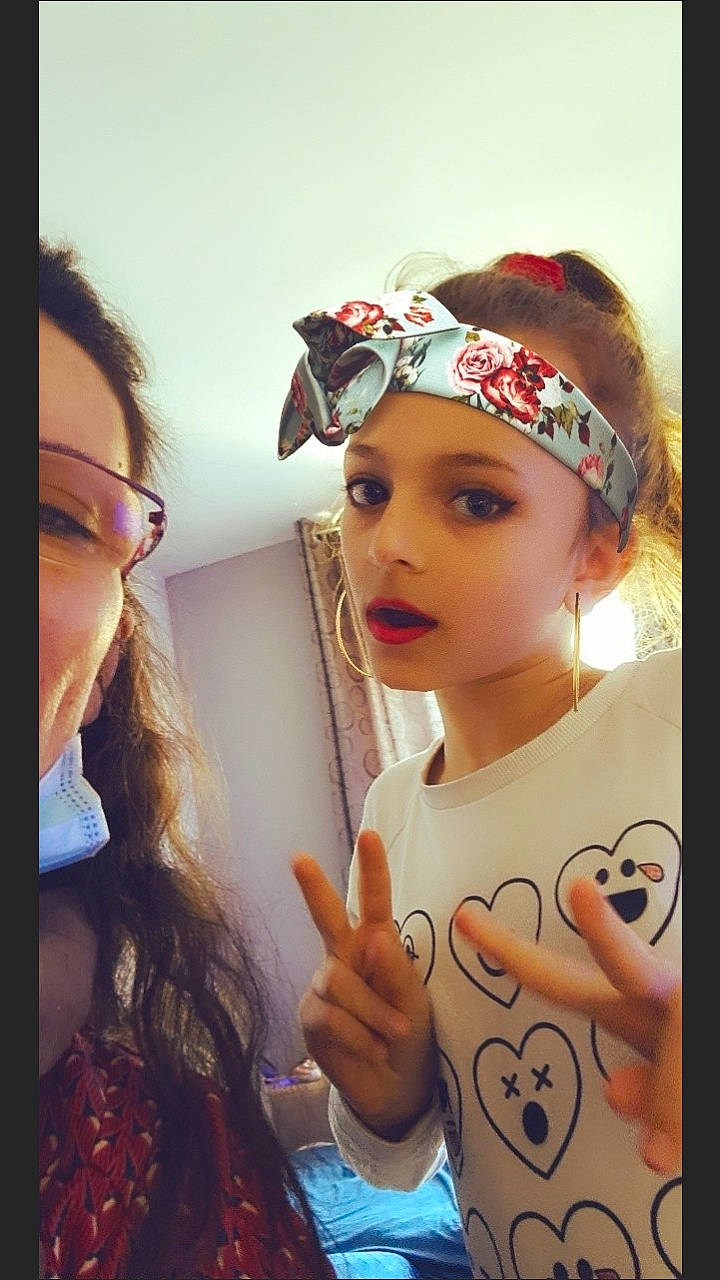 Elina a rejoint le concours — aidez-le/la à gagner de superbes lots ! art, cap, cool, ear, eyebrow, eyelash, eyewear, face, fashion_design, gesture, hand, happy, head, headgear, headpiece, headwear, iris, jewellery, lip, person