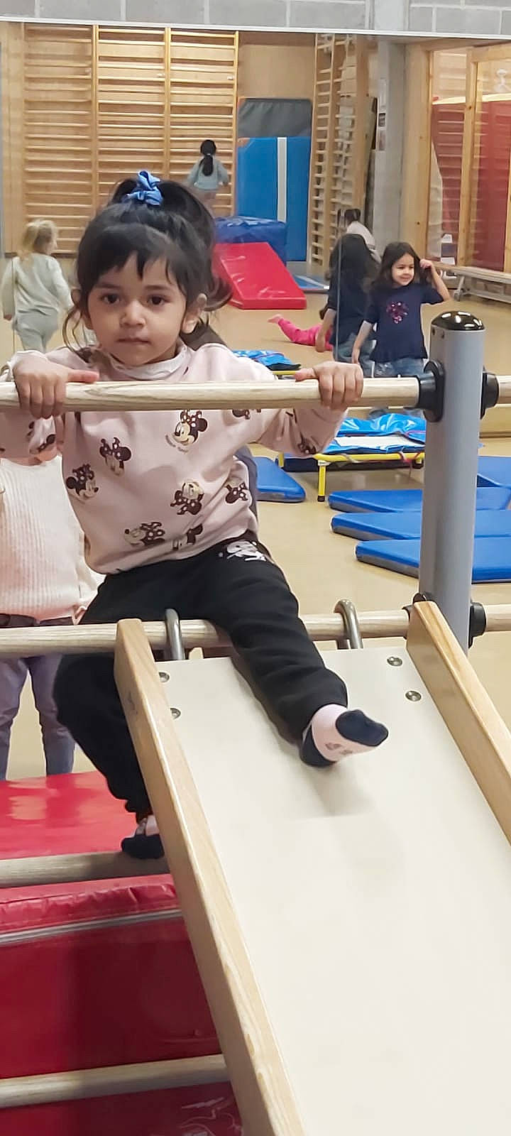 Dayana participe au concours pour gagner de l'argent avec cette photo : balance, child, class, elbow, engineering, fun, human_leg, joy, knee, learning, leisure, person, physical_fitness, recreation, room, sitting, sportswear, t_shirt, thigh, toddler