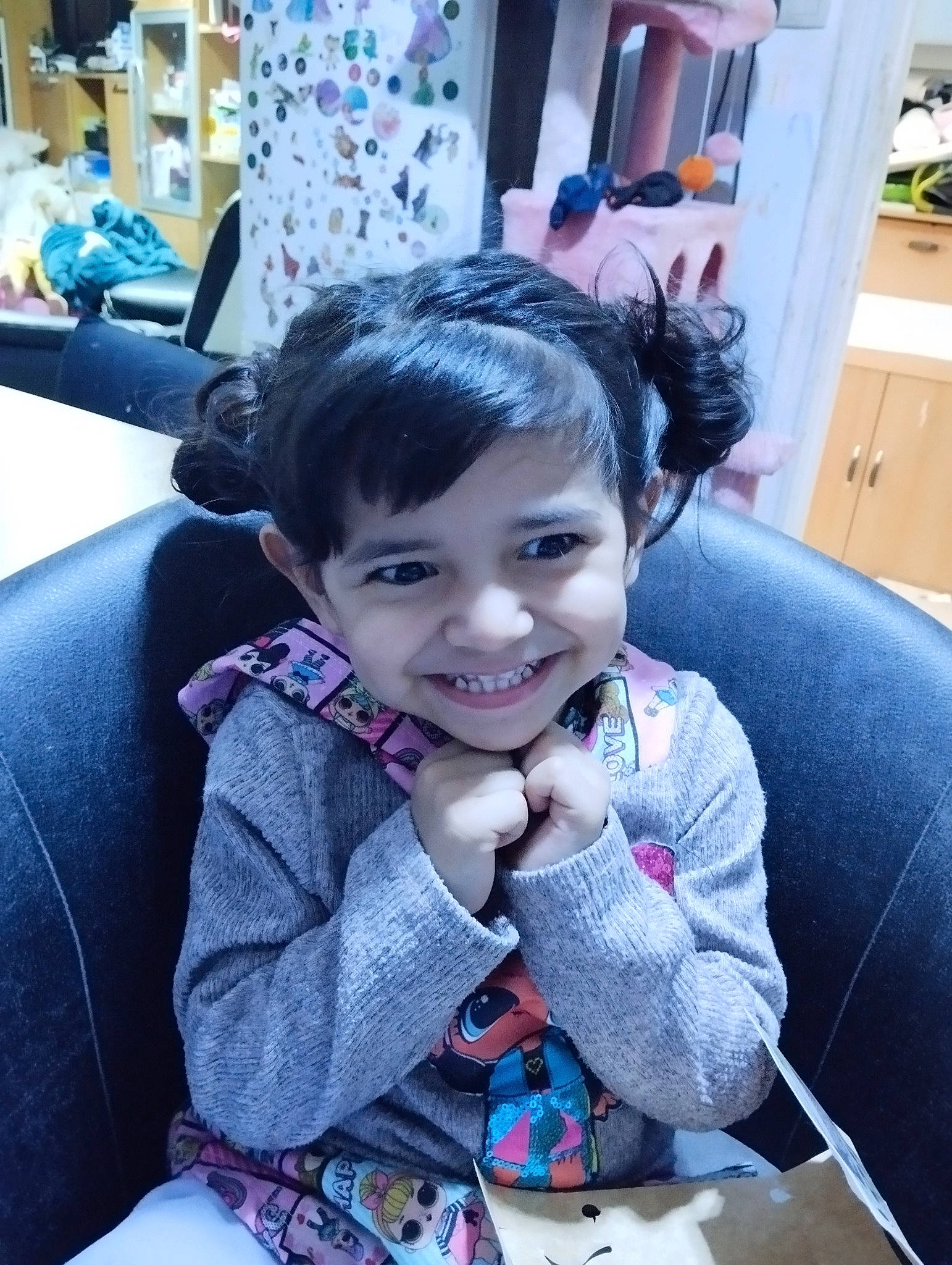 Dayana participe au concours pour gagner de l'argent avec cette photo : black_hair, blue, cheek, child, comfort, couch, ear, eyelash, fun, happy, iris, joy, person, plant, play, purple, room, sitting, skin, smile