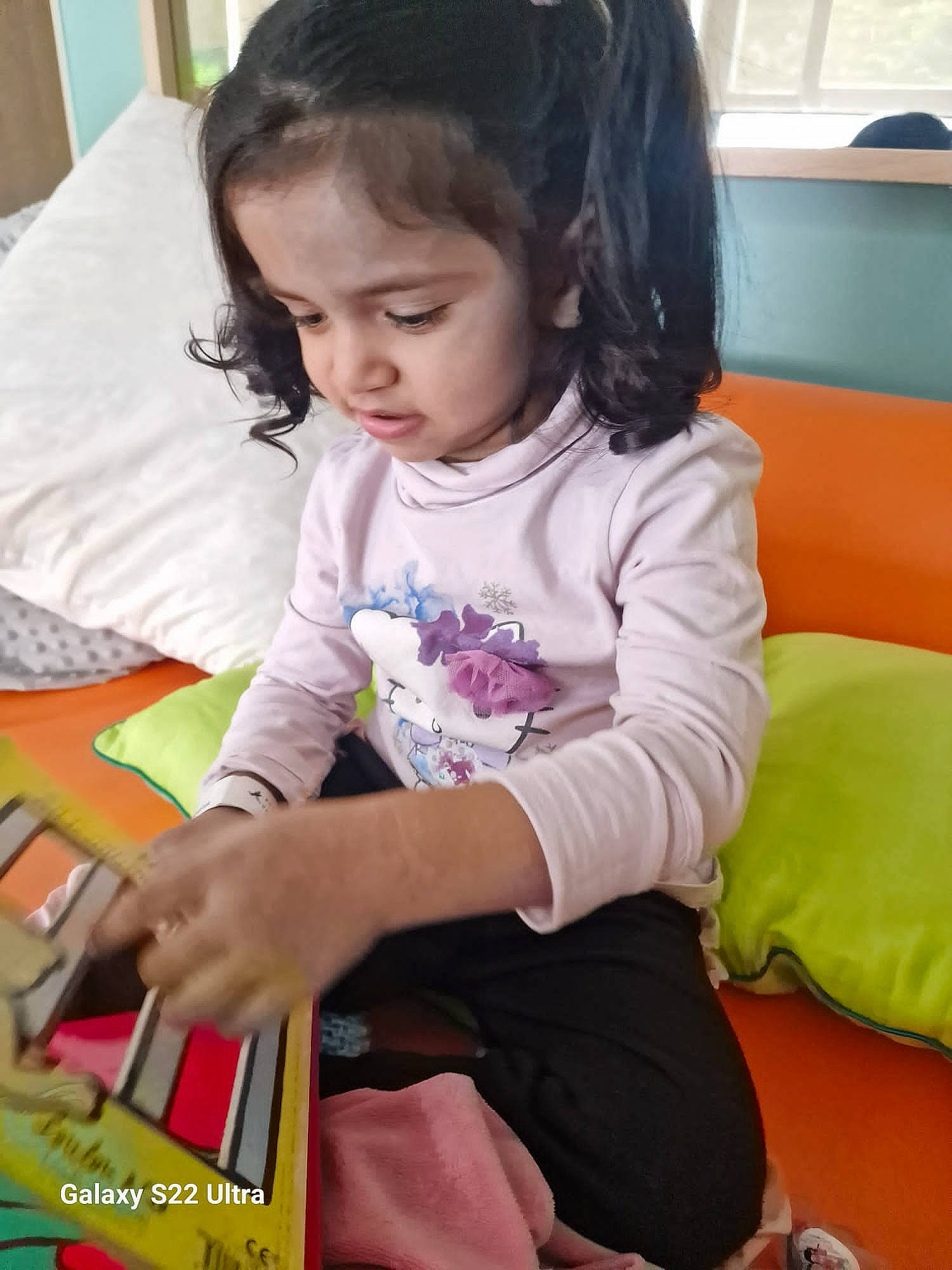 Dayana a rejoint le concours — aidez-le/la à gagner de superbes lots ! baby_toddler_clothing, book, child, comfort, electronic_device, fun, gadget, hairstyle, happy, head, lap, leisure, person, play, reading, room, sitting, sleeve, snapshot, t_shirt