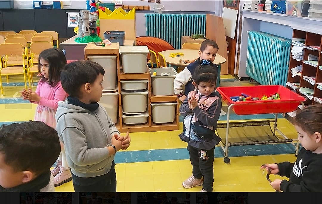 Inaya participe au concours pour gagner de l'argent avec cette photo : academic_institution, bookcase, building, chair, child, class, education, event, fun, kindergarten, leisure, person, photograph, play, sharing, shelf, shelving, snapshot, teacher, toddler