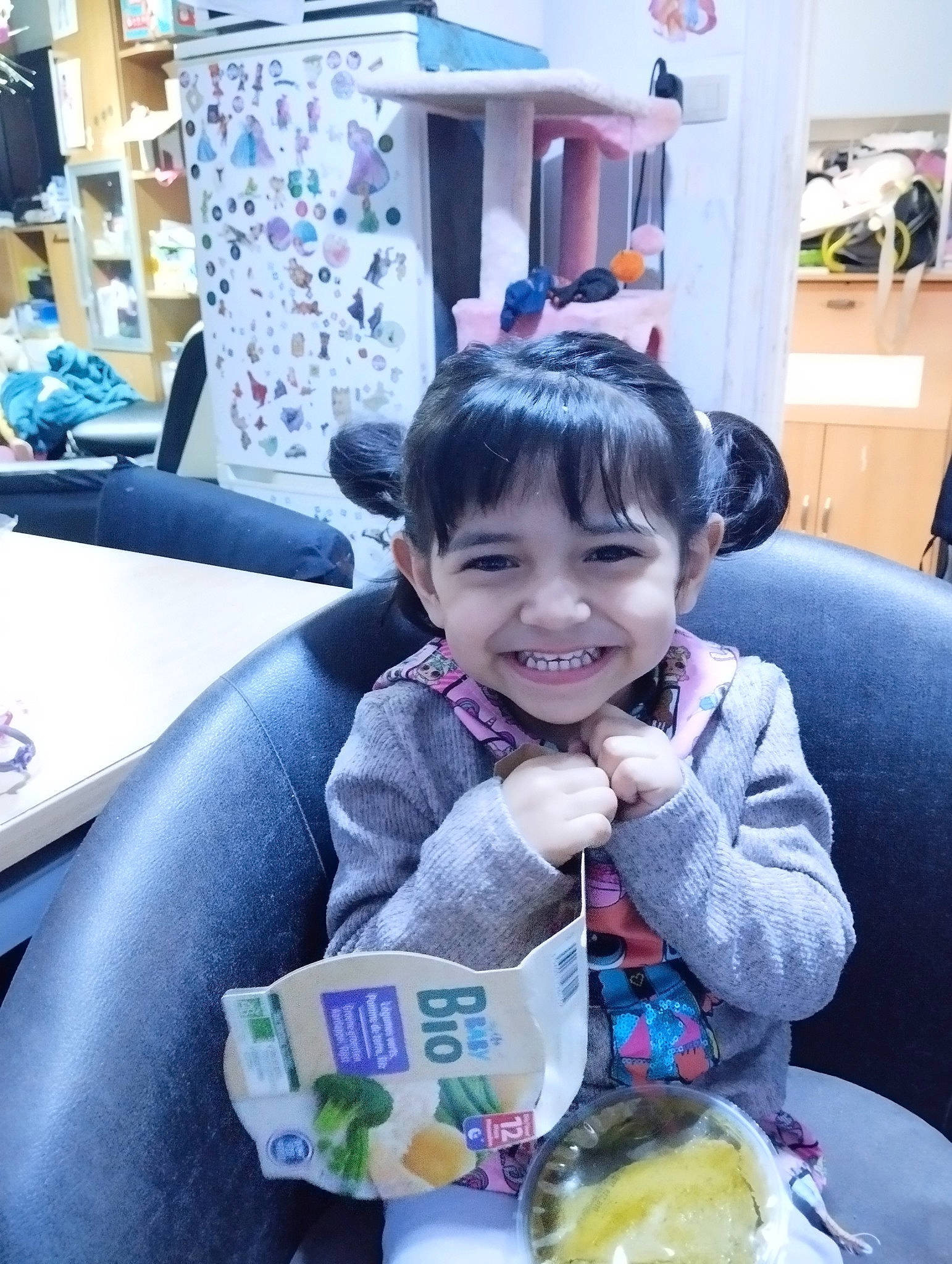 Inaya a rejoint le concours — aidez-le/la à gagner de superbes lots ! chair, child, comfort_food, desk, happy, joy, person, photography, room, sharing, shelf, sitting, smile, snapshot, table, tableware, toddler, travel, vacation