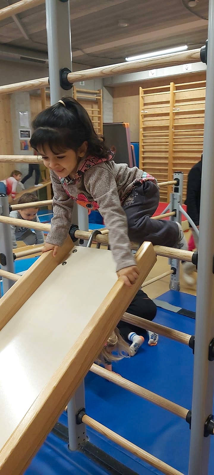 Inaya a rejoint le concours — aidez-le/la à gagner de superbes lots ! balance, curious, electric_blue, engineering, hardwood, knee, leisure, machine, outdoor_shoe, person, plywood, room, safety_glove, science, shorts, sleeve, t_shirt, wood