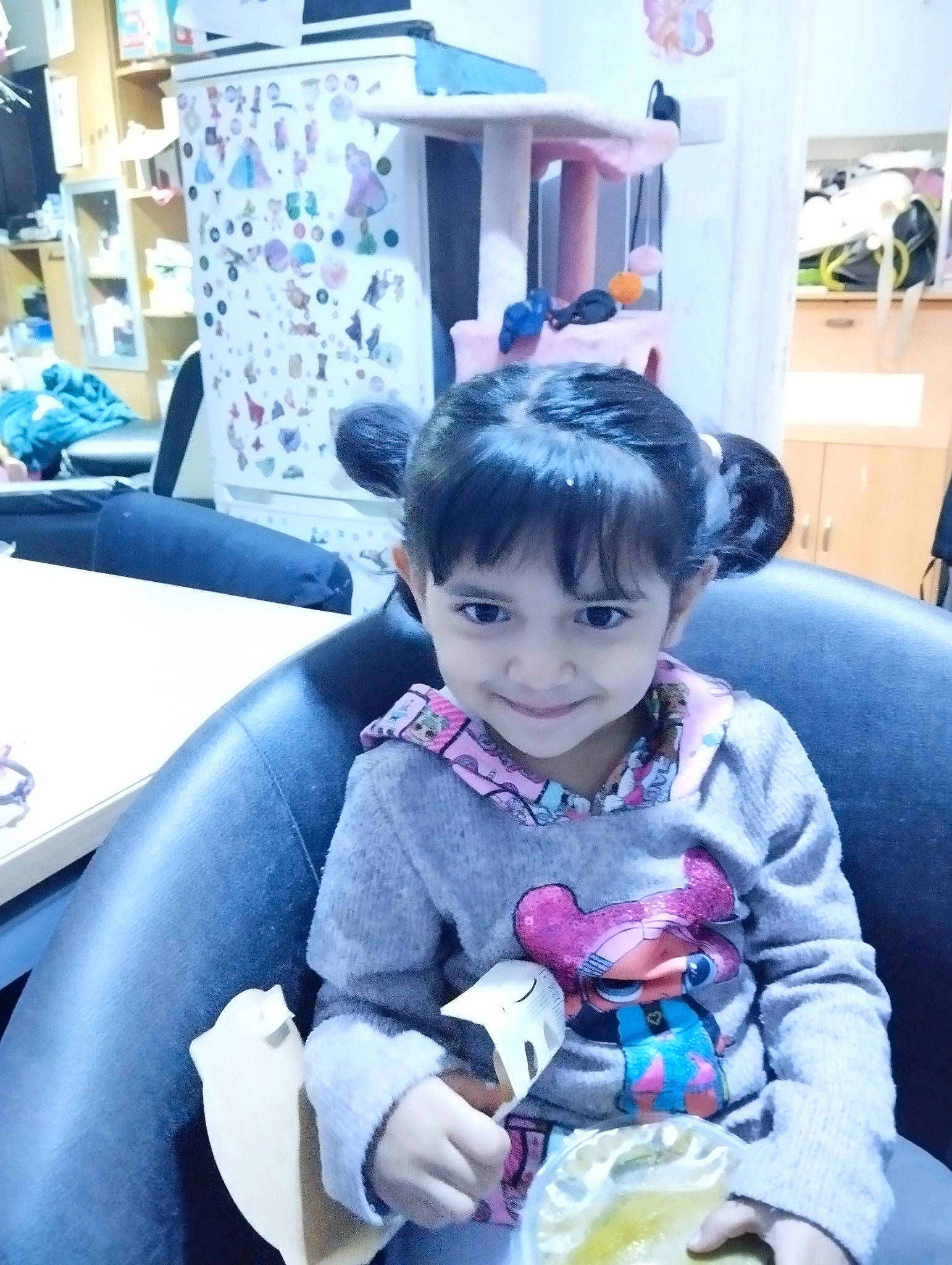 Inaya participe au concours pour gagner de l'argent avec cette photo : baby, black_hair, car_seat, chair, child, event, family_car, fun, happy, joy, lap, leisure, luxury_vehicle, motor_vehicle, person, purple, sitting, skin, smile, snapshot