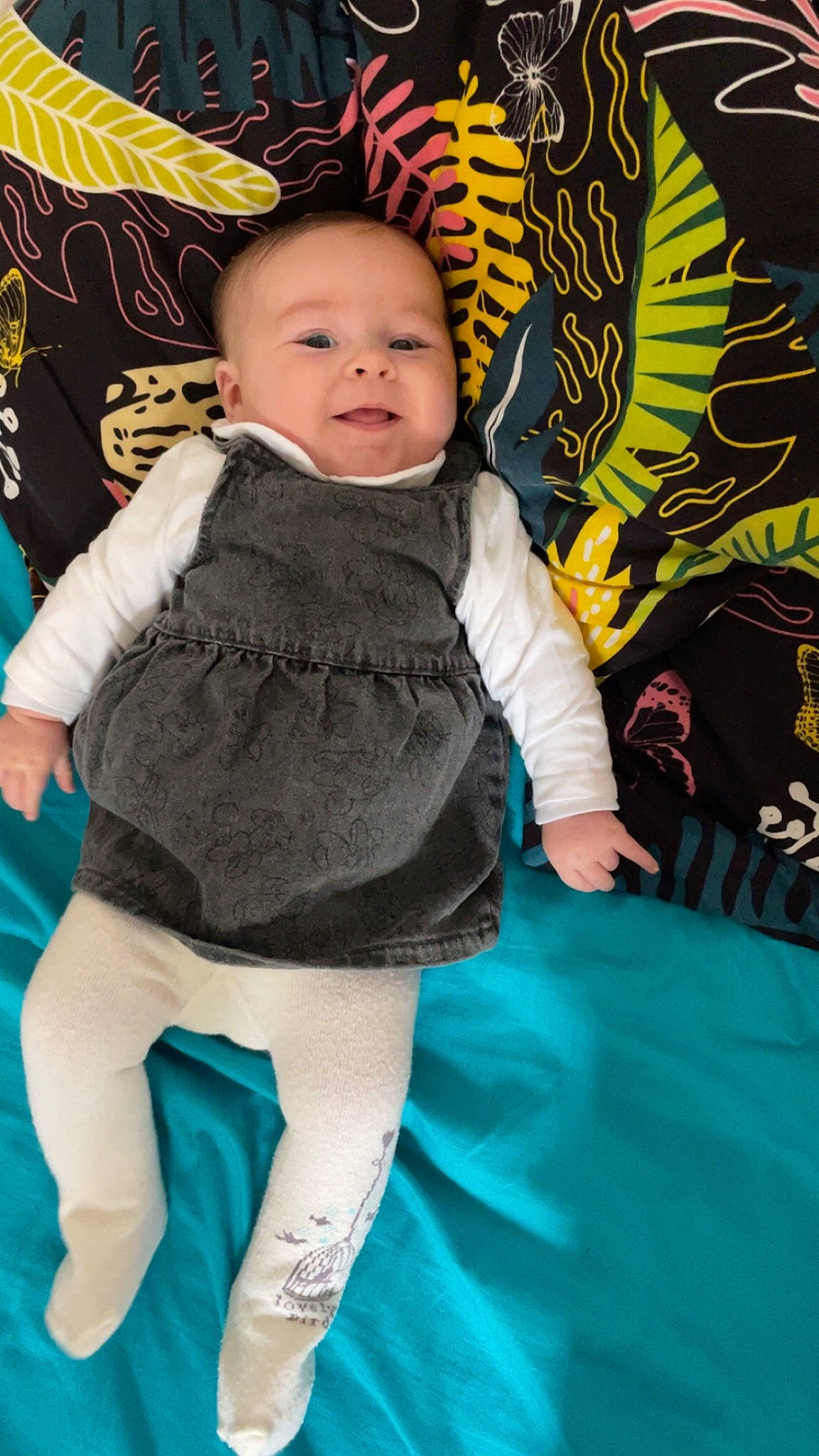 Esmée a rejoint le concours — aidez-le/la à gagner de superbes lots ! baby, baby_products, baby_toddler_clothing, child, cool, electric_blue, fun, grass, happy, head, iris, leisure, pattern, person, purple, recreation, sitting, sleeve, smile, t_shirt