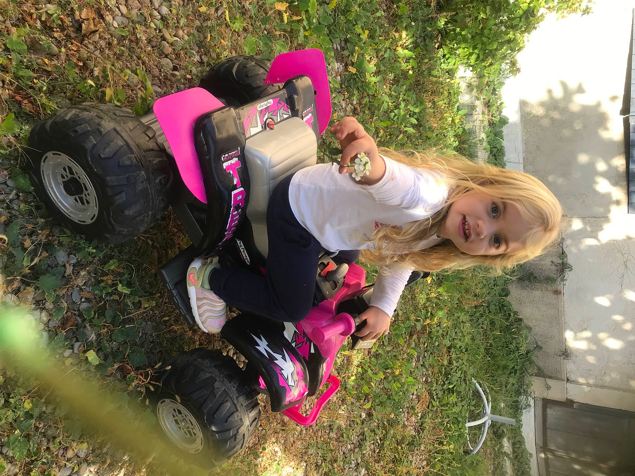 Lou a rejoint le concours — aidez-le/la à gagner de superbes lots ! automotive_exterior, automotive_tire, automotive_wheel_system, bumper, fender, fun, grass, happy, lawn, leisure, motor_vehicle, people_in_nature, person, plant, recreation, smile, synthetic_rubber, t_shirt, tire, tread