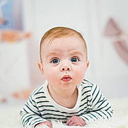 Sacha a rejoint le concours — aidez-le/la à gagner de superbes lots ! baby, child, closeup, curious, cute, expression, eyes, face, fluffy_surface, hands, head, indoor, infant, lying_down, person, portrait, skin, soft_background, striped_shirt, young