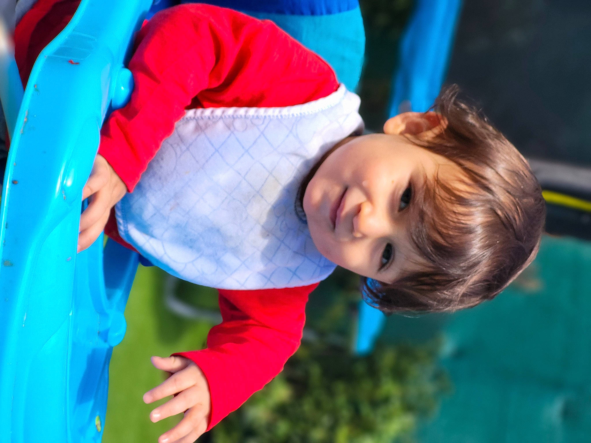 Kenzi participe au concours pour gagner de l'argent avec cette photo : azure, blue, child, competition_event, electric_blue, fun, grass, happy, leisure, outdoor_play_equipment, person, plant, play, recreation, red, smile, snapshot, toddler, tree, vacation