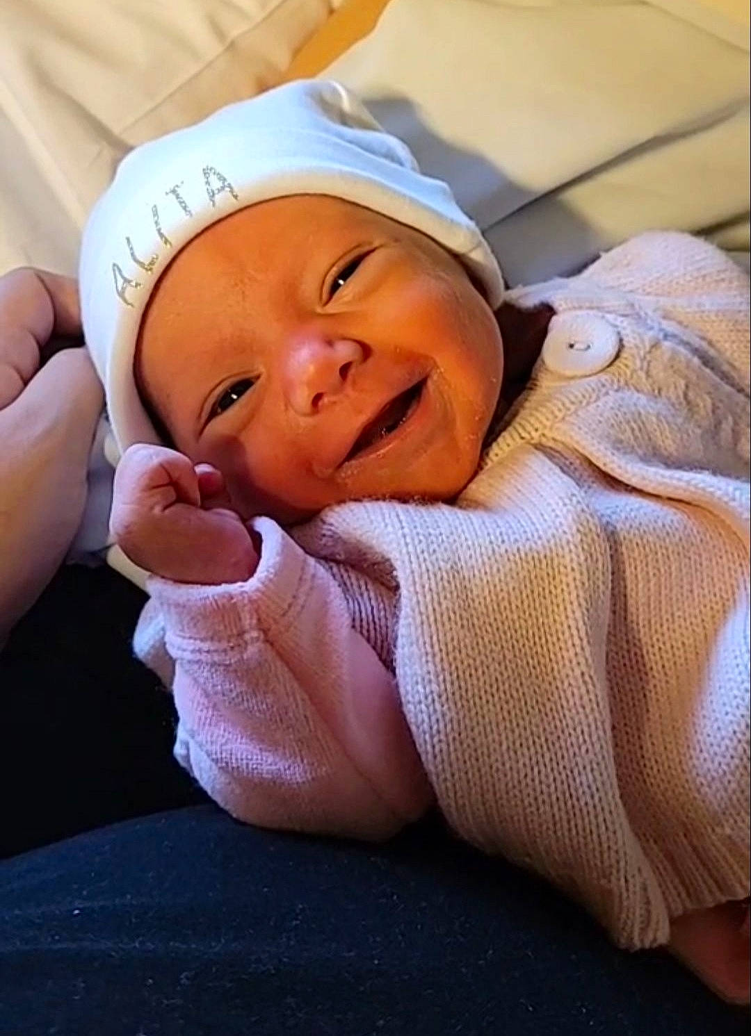 Alita a rejoint le concours — aidez-le/la à gagner de superbes lots ! arm, baby, baby_sleeping, cap, child, chin, comfort, finger, gesture, happy, hat, headwear, human_leg, linens, mouth, nose, person, skin, smile, textile