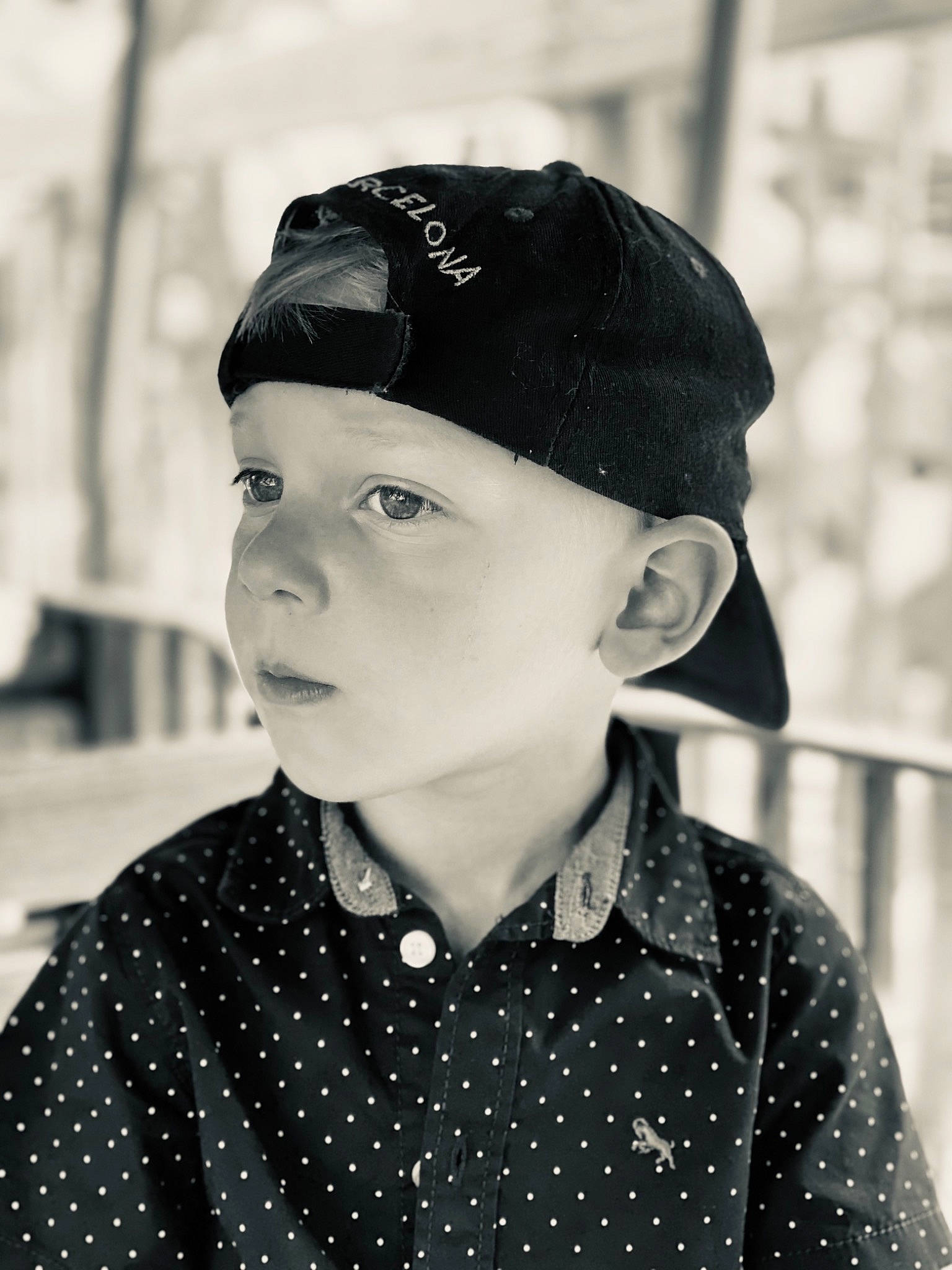 Swann participe au concours pour gagner de l'argent avec cette photo : black, black_and_white, cap, chin, collar, cool, dress_shirt, flash_photography, gesture, hairstyle, headgear, military_uniform, monochrome_photography, neck, pattern, person, sleeve, street_fashion, style, uniform