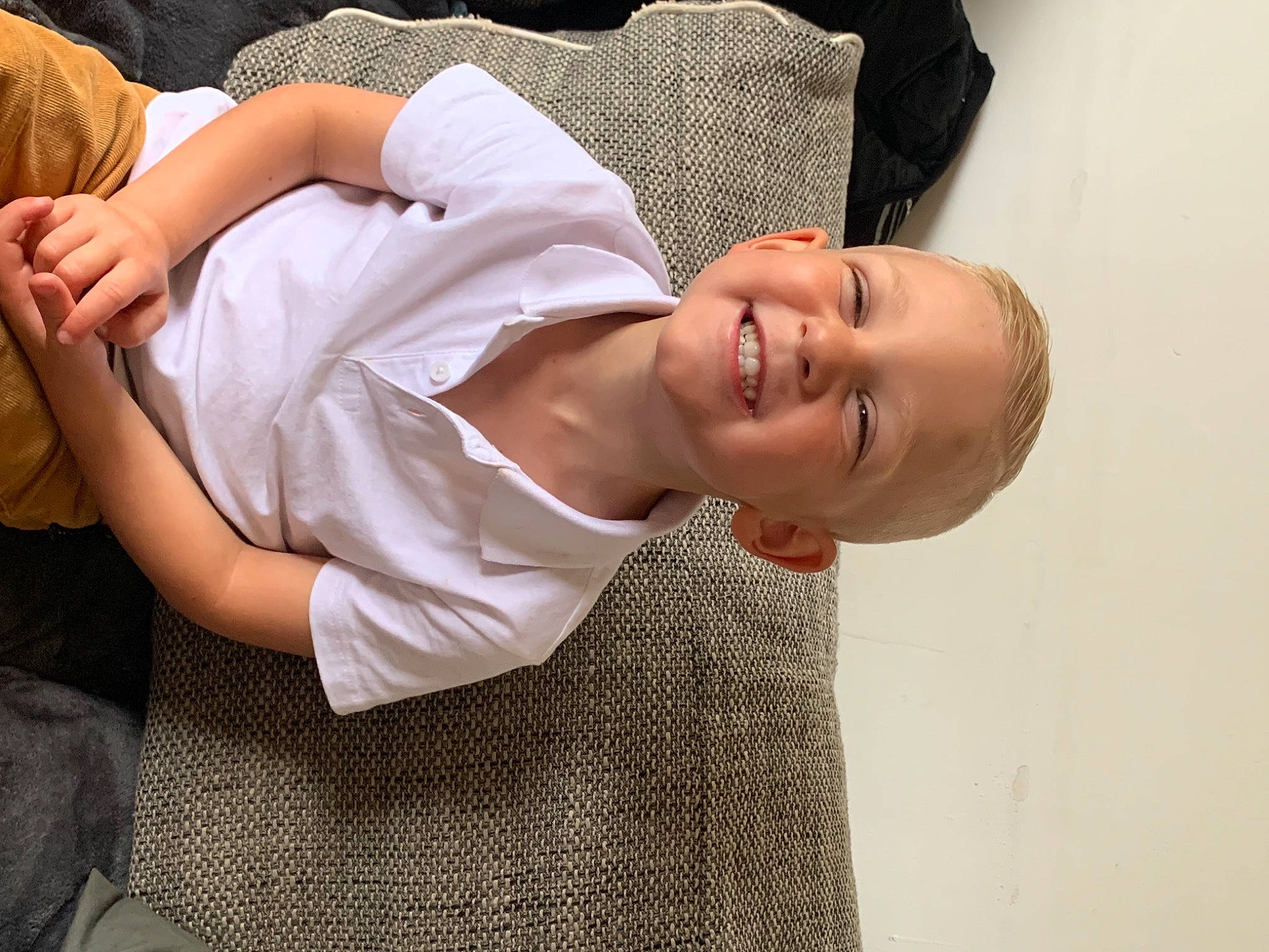 Swann a rejoint le concours — aidez-le/la à gagner de superbes lots ! chest, comfort, elbow, finger, happy, hat, human_body, human_leg, joint, joy, knee, mouth, neck, pattern, person, shoulder, sleeve, smile, t_shirt, thigh