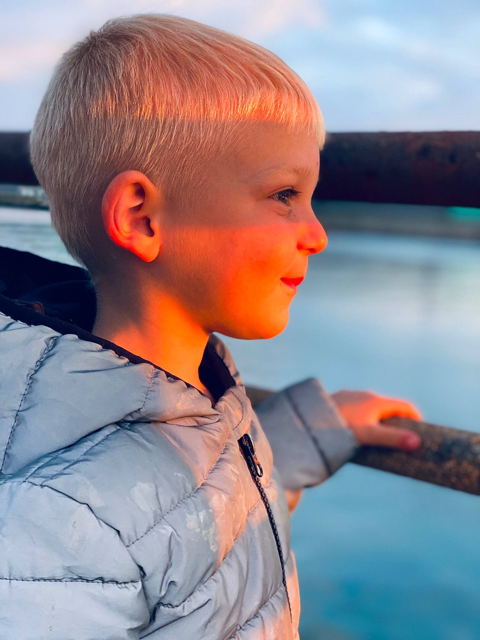 Swann a rejoint le concours — aidez-le/la à gagner de superbes lots ! caesar_cut, child, cloud, electric_blue, eye, flash_photography, fun, gesture, happy, lake, leisure, orange, outerwear, people_in_nature, person, personal_protective_equipment, sky, sleeve, toddler, travel