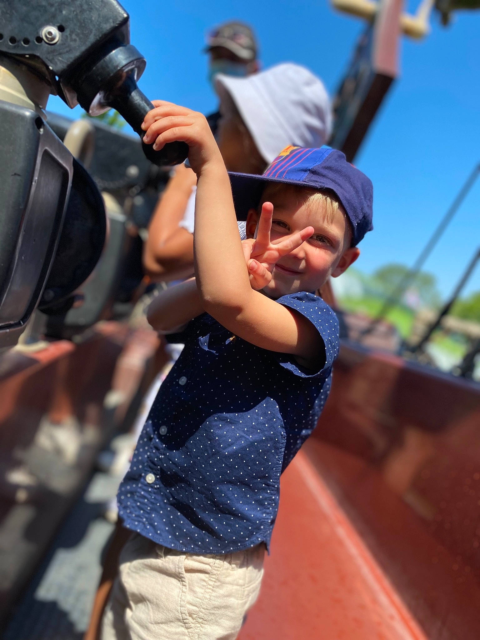 Swann participe au concours pour gagner de l'argent avec cette photo : baseball_cap, camera_lens, cap, cinematographer, digital_camera, film_crew, fun, gesture, happy, hat, leisure, person, photographer, recreation, shorts, sky, television_crew, toddler, travel, video_camera