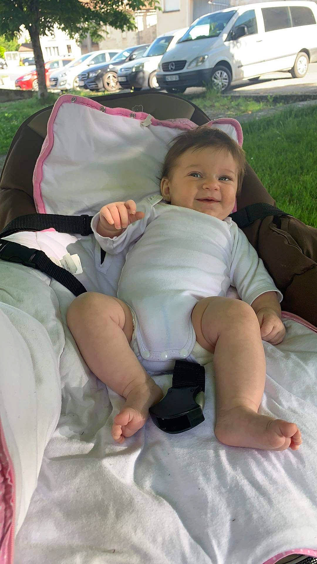 Ayna a rejoint le concours — aidez-le/la à gagner de superbes lots ! automotive_exterior, automotive_tire, baby, car, child, comfort, finger, fun, hand, human_body, lap, motor_vehicle, person, plant, shorts, smile, tire, toddler, vehicle_door, vertebrate