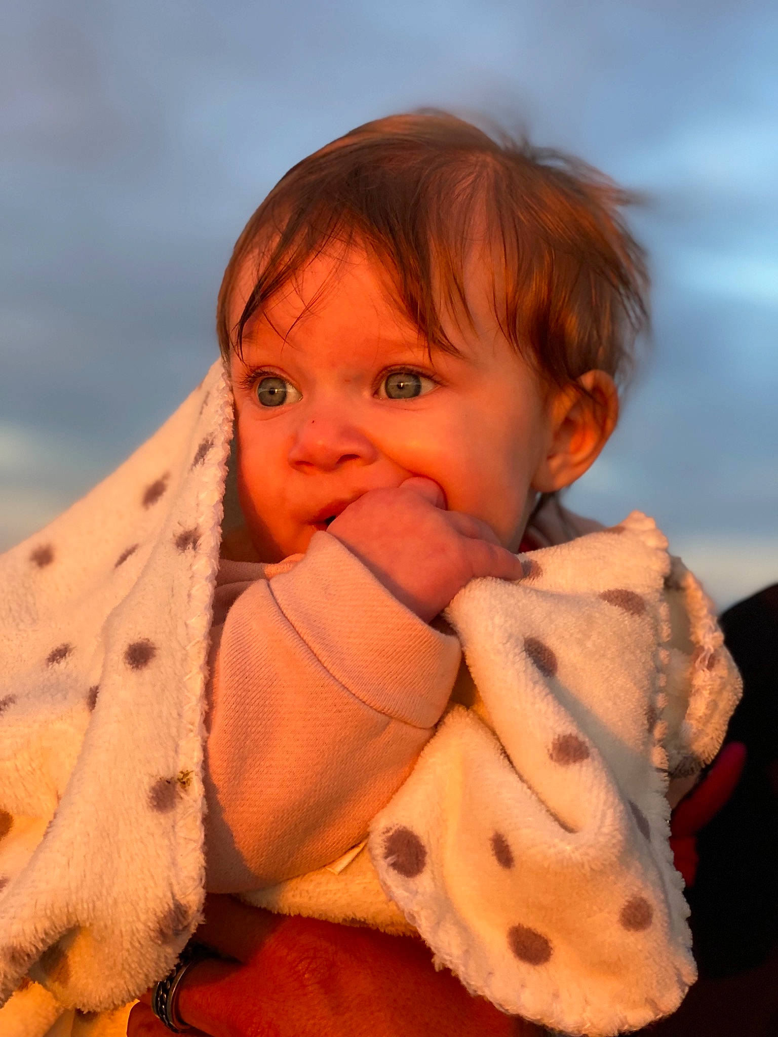 Ayna a rejoint le concours — aidez-le/la à gagner de superbes lots ! arm, baby, baby_toddler_clothing, cheek, chin, comfort, eye, face, facial_expression, finger, gesture, happy, human_body, iris, lip, mammal, mouth, nose, person, skin