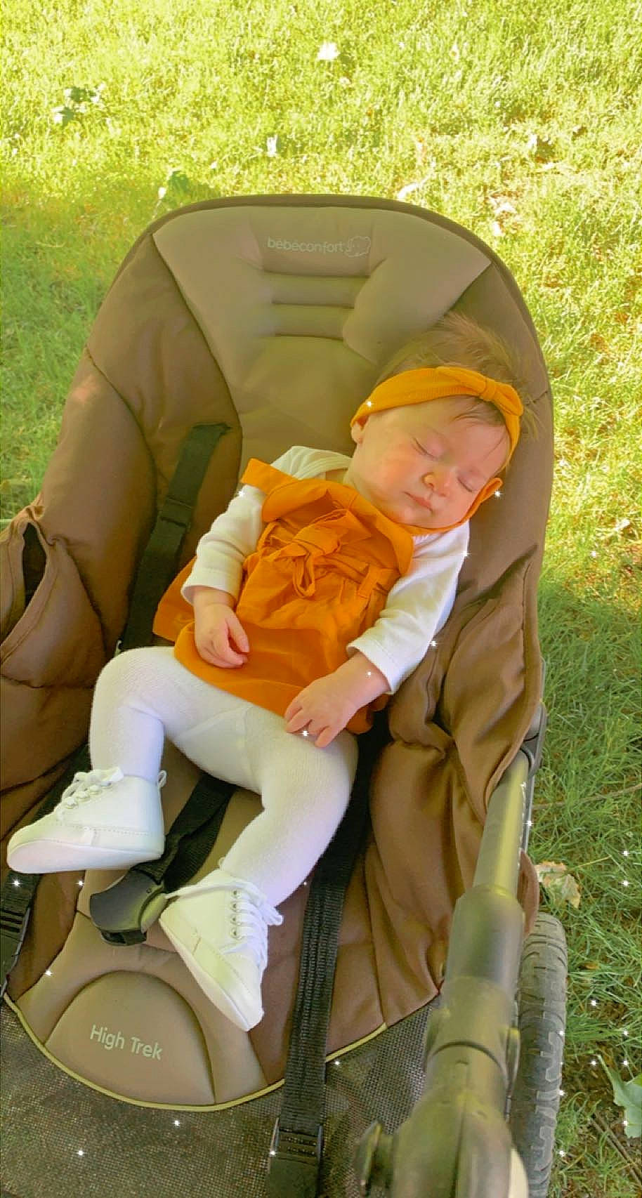 Ayna participe au concours pour gagner de l'argent avec cette photo : baby, baby_carriage, baby_products, cap, chair, comfort, fashion_accessory, fun, grass, grassland, hat, lap, leisure, people_in_nature, person, personal_protective_equipment, recreation, sitting, thigh, toddler