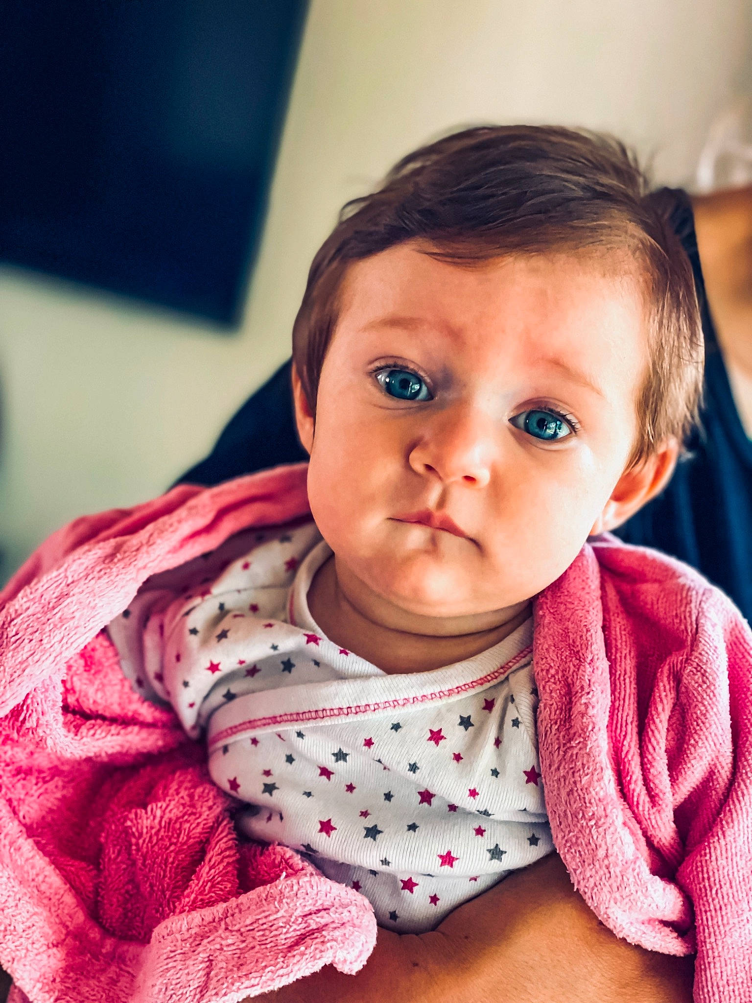 Ayna a rejoint le concours — aidez-le/la à gagner de superbes lots ! baby, baby_toddler_clothing, cheek, child, collar, comfort, eye, eyebrow, eyelash, face, flash_photography, fun, happy, iris, lip, mouth, nose, person, skin, sleeve