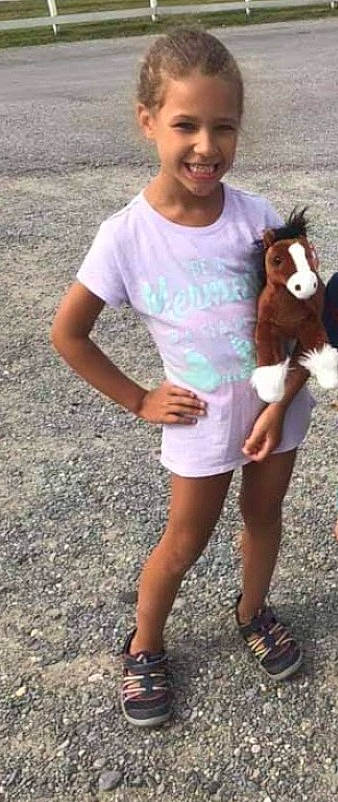 Tyteana is registered to the contest to win money with this photo: foot, fun, gesture, grass, happy, hat, human_leg, joy, knee, neck, people_in_nature, person, photograph, recreation, sandal, shorts, sleeve, smile, street_fashion, t_shirt