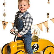 Thiago a rejoint le concours — aidez-le/la à gagner de superbes lots ! boy, child, clothing, device, face, footwear, grass, head, jeans, lawn, machine, male, pants, person, photography, portrait, shoe, transportation, vehicle, wheel