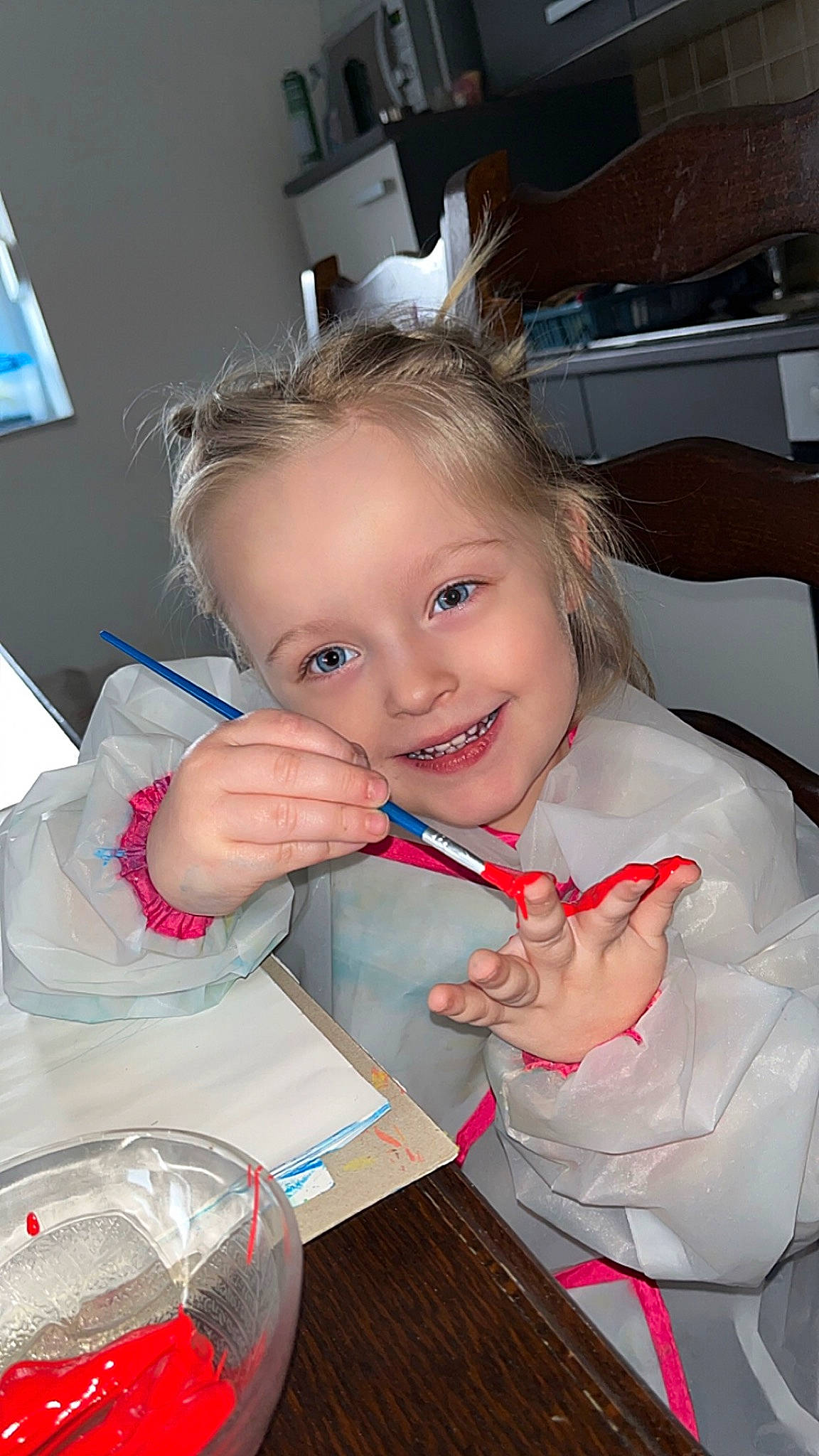 Zoé participe au concours pour gagner de l'argent avec cette photo : chair, child, event, eye, eyelash, face, facial_expression, finger, fun, gesture, happy, head, iris, joy, person, skin, smile, spoon, table, tableware