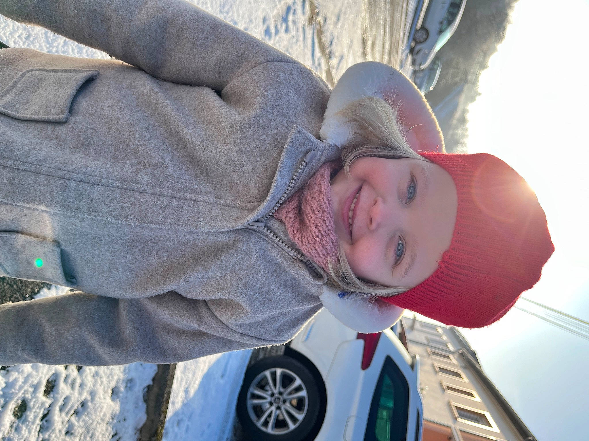 Zoé participe au concours pour gagner de l'argent avec cette photo : automotive_tire, automotive_wheel_system, cap, car, child, electric_blue, fun, happy, hat, headwear, joy, person, photograph, sky, smile, sun_hat, tire, toddler, travel, tree