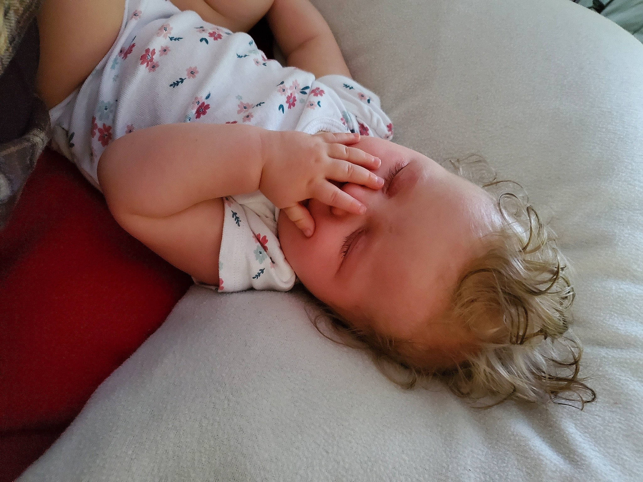 Davien is registered to the contest to win money with this photo: arm, comfort, elbow, eye, eyelash, facial_expression, finger, gesture, hand, human_body, human_leg, joint, knee, leg, nail, shoulder, skin, thigh, toddler, wrist