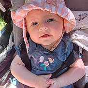 Jade participe au concours pour gagner de l'argent avec cette photo : baby, child, hat, sunhat, stroller, blue_outfit, embroidery, birds, flowers, hands, clasped_hands, cute, curious, natural_light, outdoor, seatbelt, comfort, infant, face, portrait