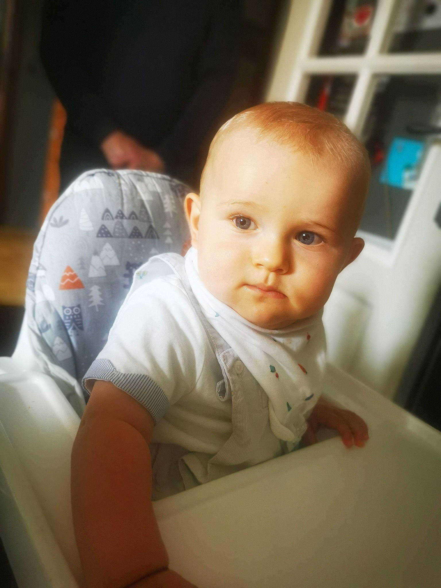 Marlon a rejoint le concours — aidez-le/la à gagner de superbes lots ! baby, baby_products, baby_toddler_clothing, cheek, child, chin, comfort, elbow, eye, eyebrow, flooring, fun, person, room, sitting, skin, sleeve, t_shirt, toddler, vacation