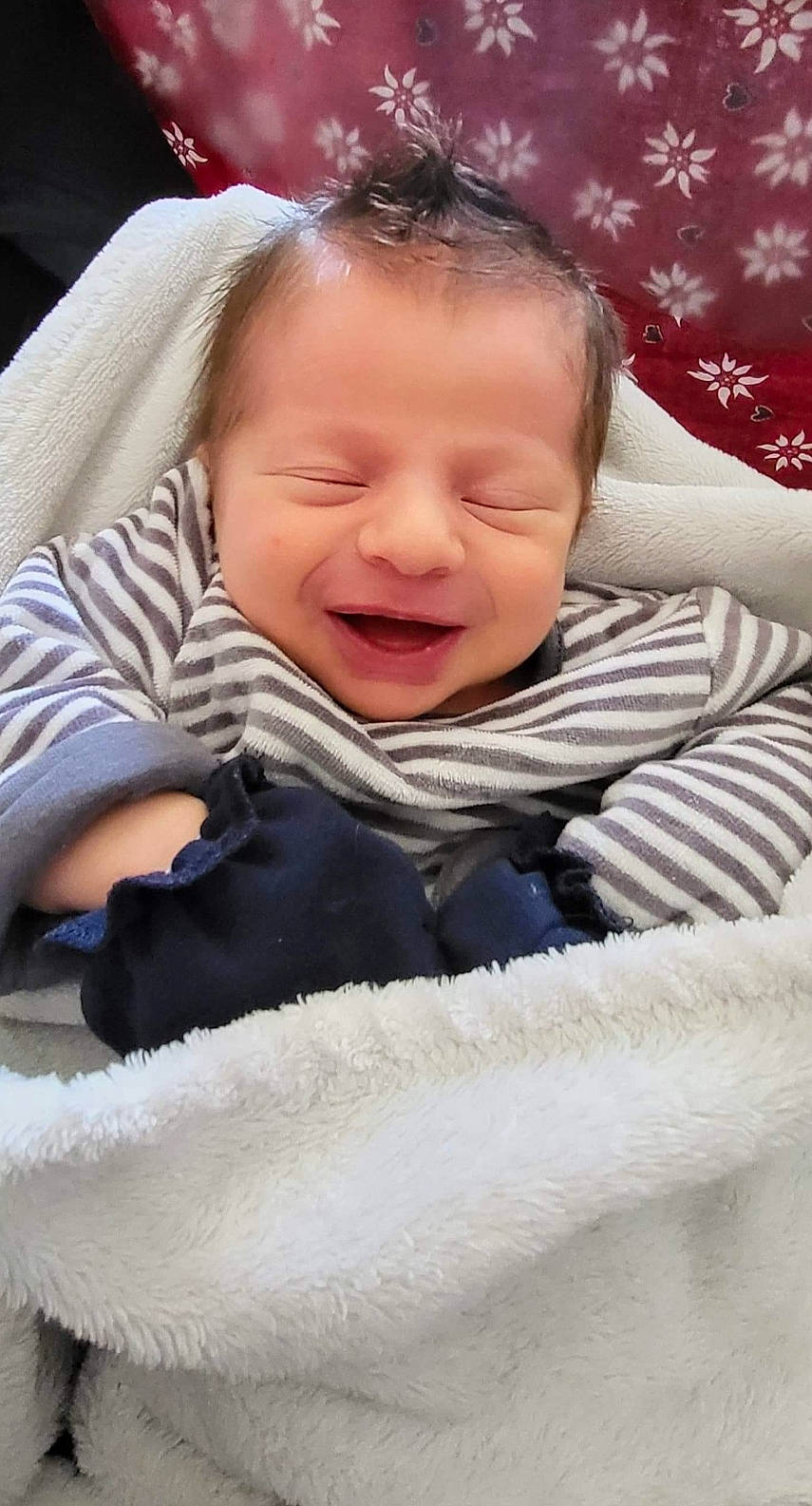 Élyo participe au concours pour gagner de l'argent avec cette photo : baby, baby_toddler_clothing, cheek, chin, comfort, cool, eye, face, facial_expression, happy, iris, lip, mouth, nose, person, pink, product, skin, sleeve, smile