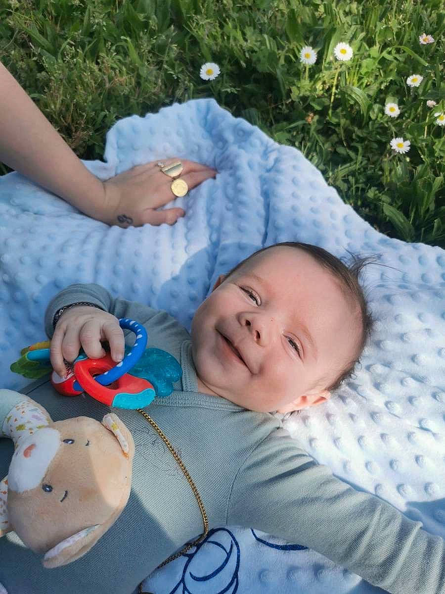 Lenzo a rejoint le concours — aidez-le/la à gagner de superbes lots ! accessories, baby, blanket, bracelet, face, flower, furniture, grass, head, jewelry, nature, newborn, person, petal, photography, plant, portrait, quilt, ring, toy