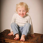 Lyanna a rejoint le concours — aidez-le/la à gagner de superbes lots ! child, toddler, smiling, blonde_hair, sweater, jeans, barefoot, wicker_basket, studio, portrait, happy, cute, sitting, hands, feet, light, indoor, neutral_background, young, casual_clothing