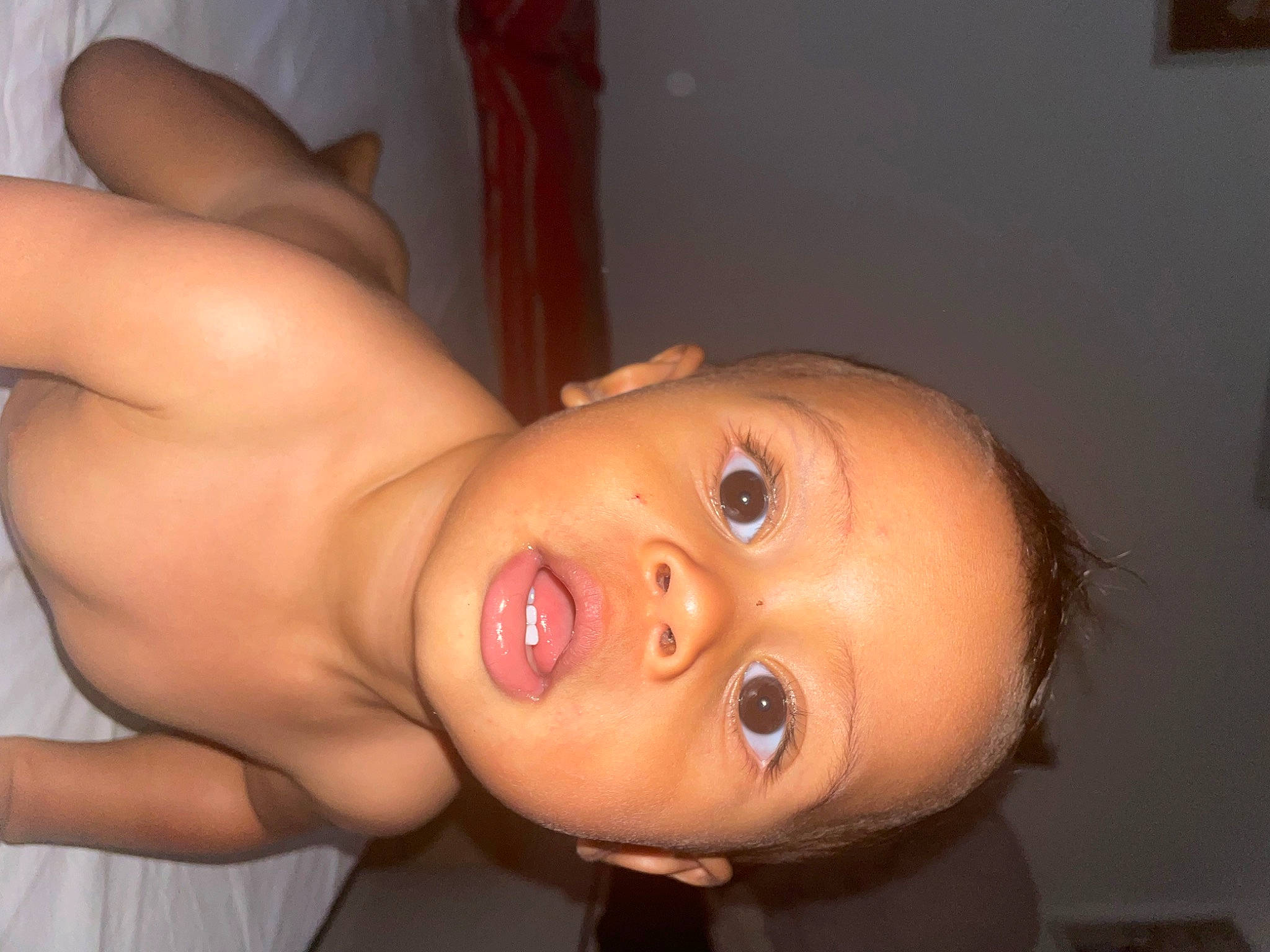 Ezra a rejoint le concours — aidez-le/la à gagner de superbes lots ! black_hair, cheek, chest, ear, eyebrow, eyelash, flash_photography, gesture, human_body, iris, jaw, joint, leg, lip, mouth, neck, nose, person, shoulder, skin