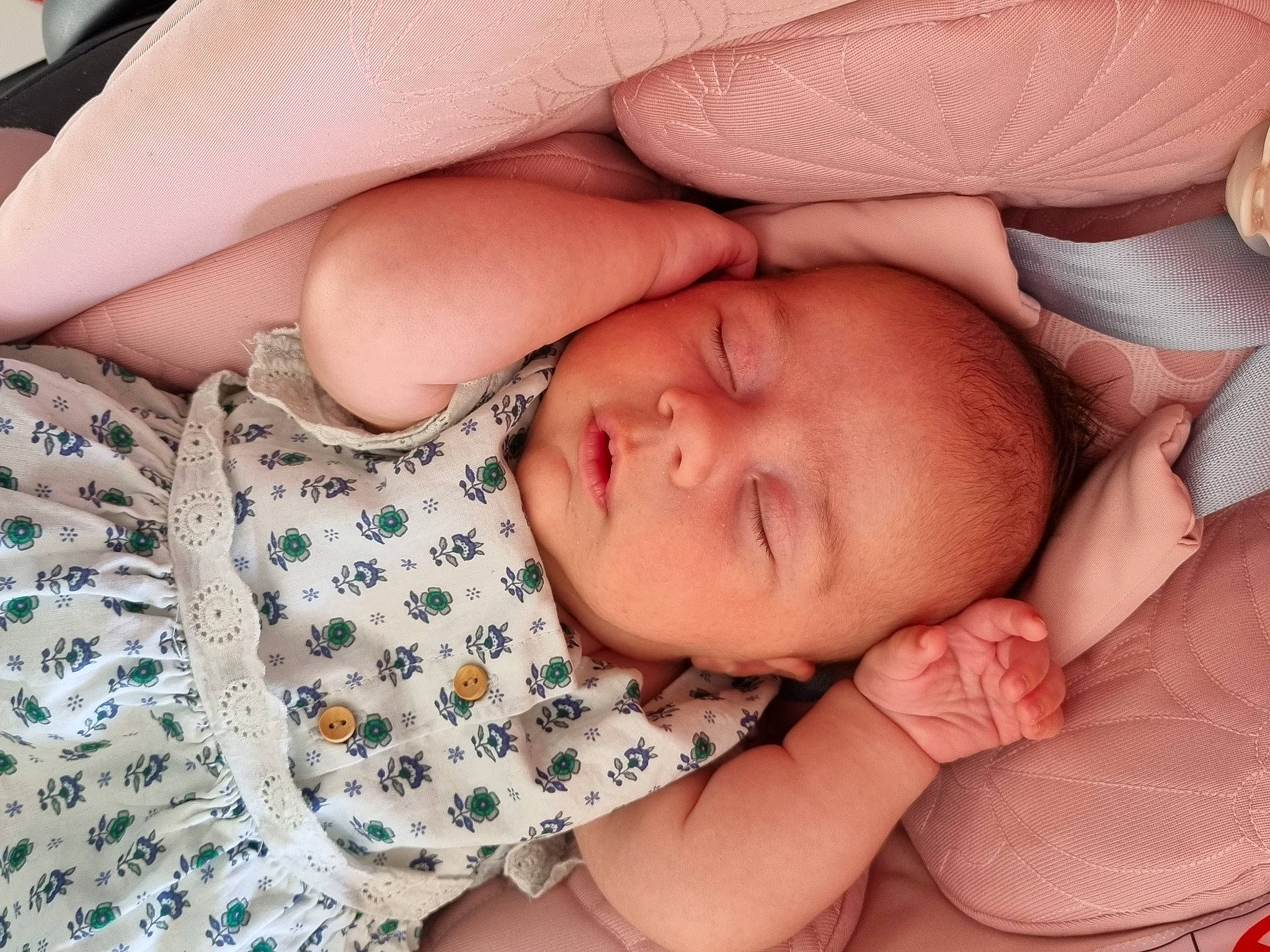Abby a rejoint le concours — aidez-le/la à gagner de superbes lots ! arm, baby, baby_sleeping, baby_toddler_clothing, cheek, comfort, eye, finger, hand, head, human_body, iris, lip, mammal, mouth, nose, organ, person, skin, textile