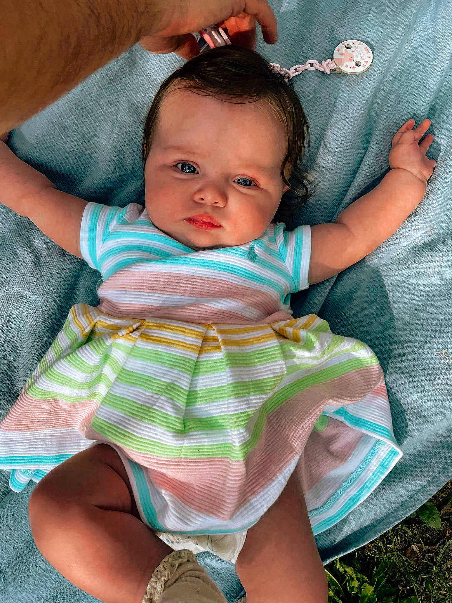 Giovanna participe au concours pour gagner de l'argent avec cette photo : baby, baby_products, baby_toddler_clothing, cheek, child, comfort, eye, face, finger, hairstyle, happy, head, iris, person, pink, product, sitting, skin, sleeve, toddler