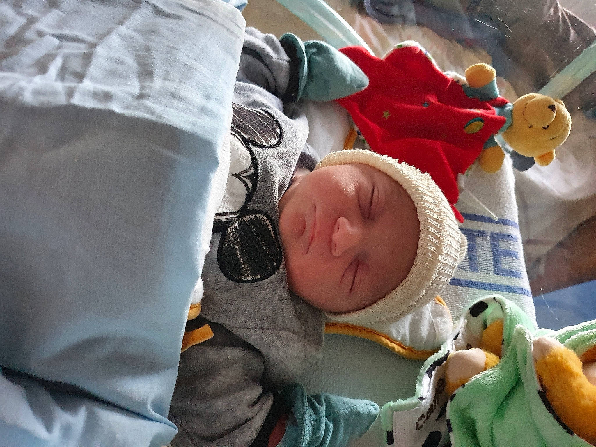 Camerone a rejoint le concours — aidez-le/la à gagner de superbes lots ! baby, baby_products, baby_safety, baby_sleeping, bedtime, carmine, child, comfort, hat, headwear, health_care, linens, medical, nap, person, room, sitting, sleep, toddler, vacation