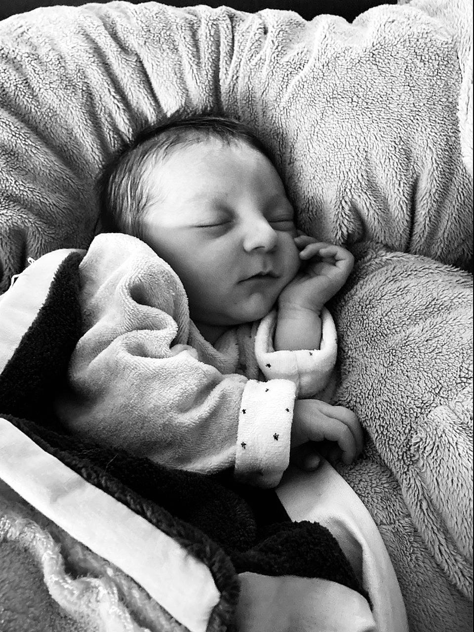 Camerone a rejoint le concours — aidez-le/la à gagner de superbes lots ! baby, baby_sleeping, cheek, comfort, eye, finger, flash_photography, gesture, happy, head, interaction, iris, lip, mammal, mouth, nose, person, skin, textile, toddler