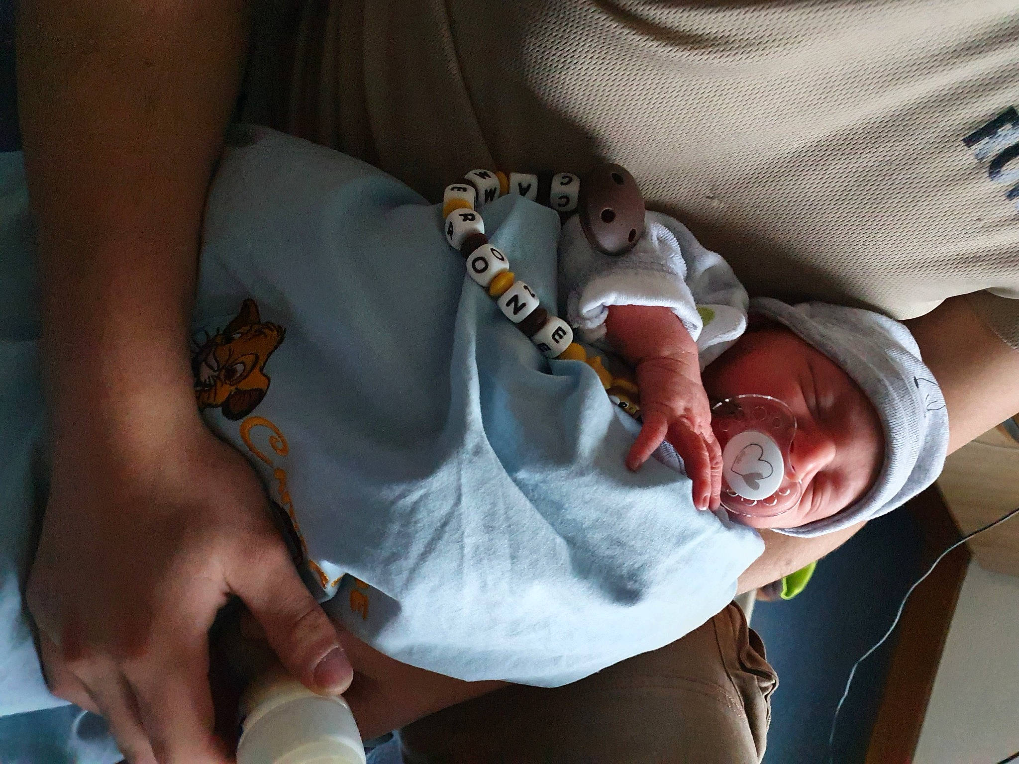 Camerone participe au concours pour gagner de l'argent avec cette photo : baby, comfort, elbow, finger, gesture, hand, headwear, health_care, health_care_provider, joint, medical, medical_equipment, medical_procedure, mouth, nail, patient, person, service, skin, thumb