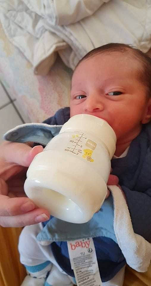 Camerone a rejoint le concours — aidez-le/la à gagner de superbes lots ! baby, baby_bottle, bottle, cheek, drink, drinking, drinkware, eyelash, finger, fluid, hand, infant_formula, milk, nail, person, plant_milk, plastic_bottle, skin, solution, thumb