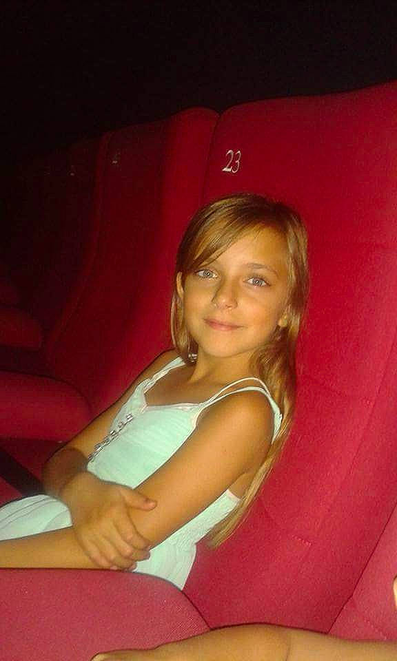 Manon participe au concours pour gagner de l'argent avec cette photo : arm, beauty, blond, brown_hair, chin, finger, fun, girl, hair, hand, human_hair_color, lady, lap, leg, lip, long_hair, mouth, person, sitting, smile