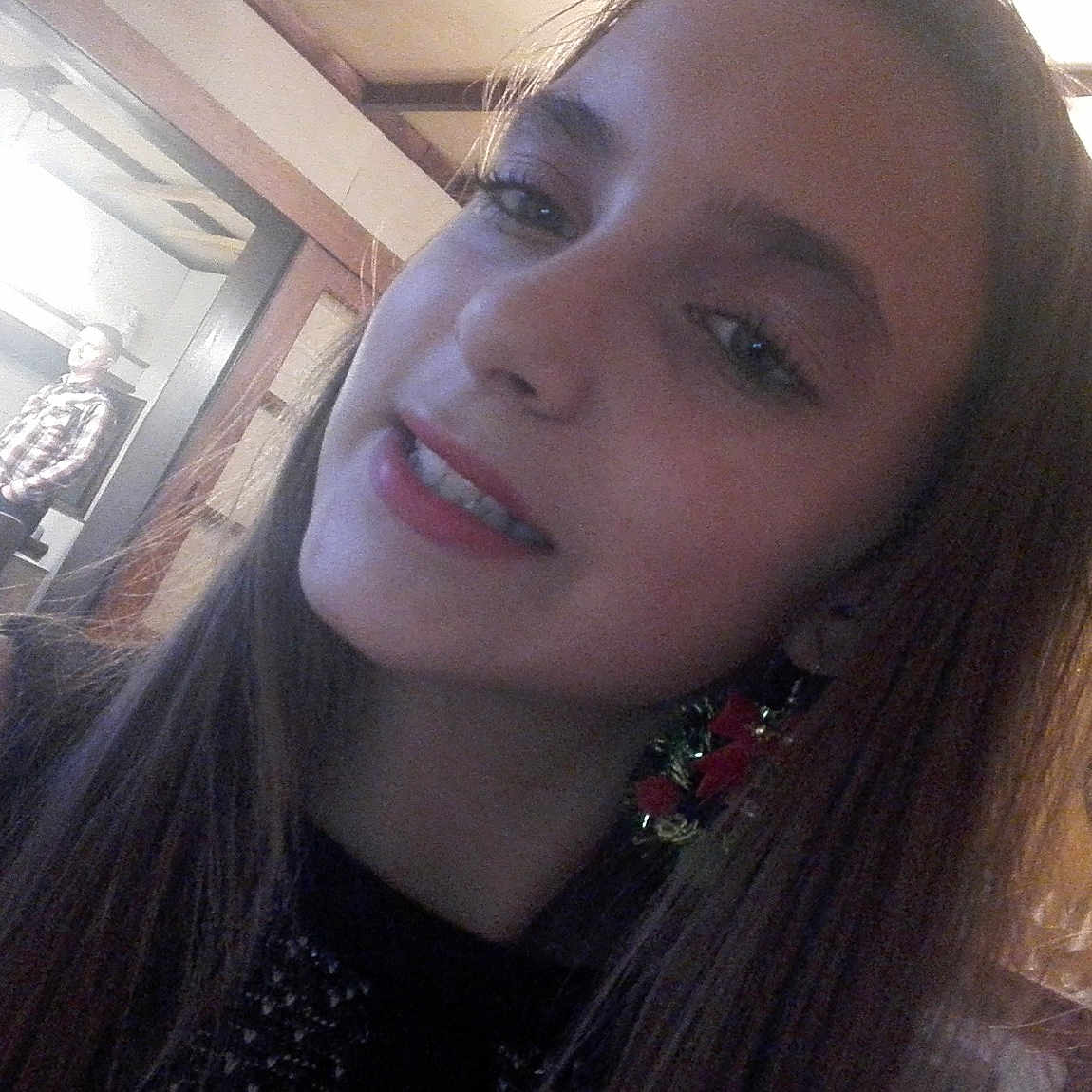 Manon a rejoint le concours — aidez-le/la à gagner de superbes lots ! black_hair, brown_hair, cheek, chin, eye, eyebrow, forehead, girl, hair, hairstyle, human_hair_color, lip, long_hair, mouth, neck, nose, person, selfie