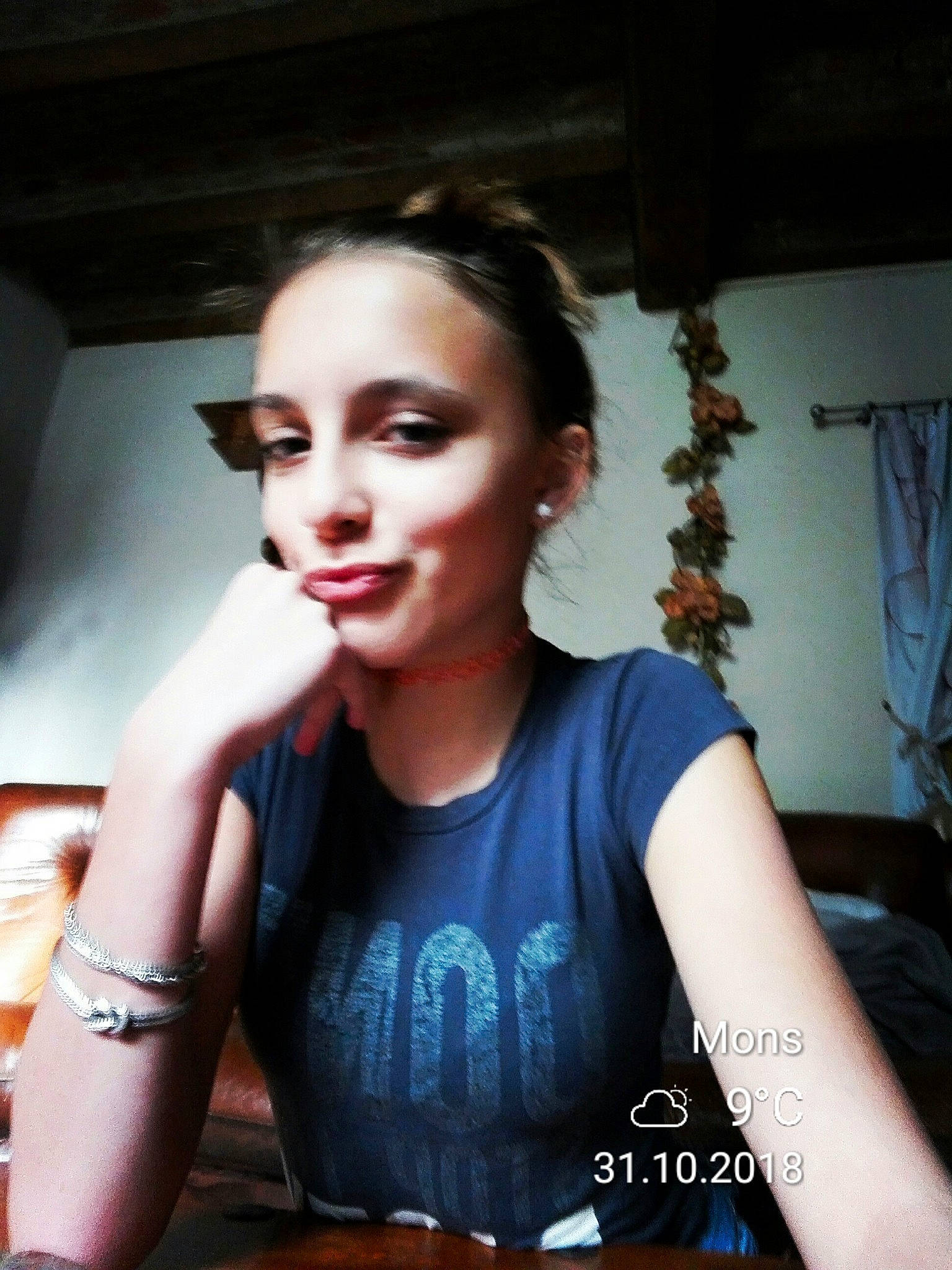 Manon participe au concours pour gagner de l'argent avec cette photo : beauty, brown_hair, fashion_model, girl, hairstyle, lip, long_hair, neck, person, photo_shoot, product, shoulder