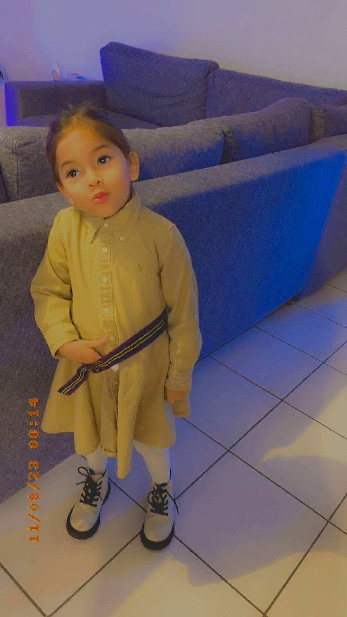 Asrar Taline a rejoint le concours — aidez-le/la à gagner de superbes lots ! baby, child, couch, electric_blue, fashion_design, floor, flooring, foot, fun, fur, human_leg, knee, leg, leisure, person, play, room, sitting, studio_couch, toddler