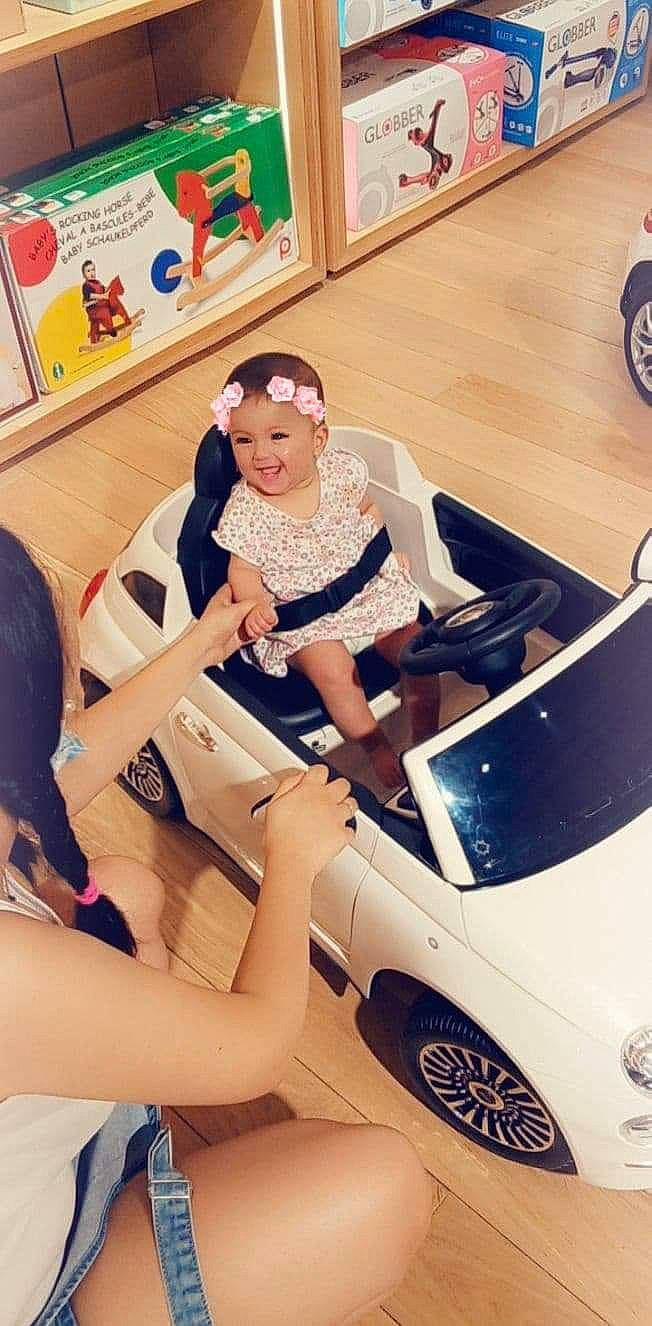 Yasmine a rejoint le concours — aidez-le/la à gagner de superbes lots ! automotive_design, car, headwear, human_body, human_leg, joy, leg, luxury_vehicle, person, personal_luxury_car, sports_car, supercar, thigh, vehicle