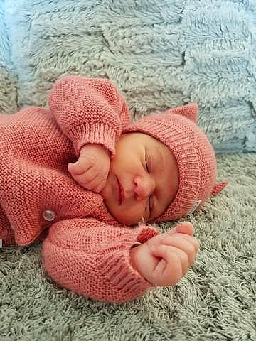 Meryl a rejoint le concours — aidez-le/la à gagner de superbes lots ! baby, baby_sleeping, beanie, bonnet, cheek, child, crochet, headgear, headwear, knitting, person, photograph, pink, skin, sleep, toddler, wool