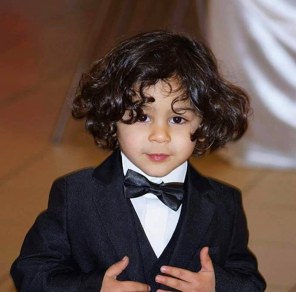 Ouways participe au concours pour gagner de l'argent avec cette photo : black_hair, formal_wear, gentleman, hair, person, suit, tuxedo