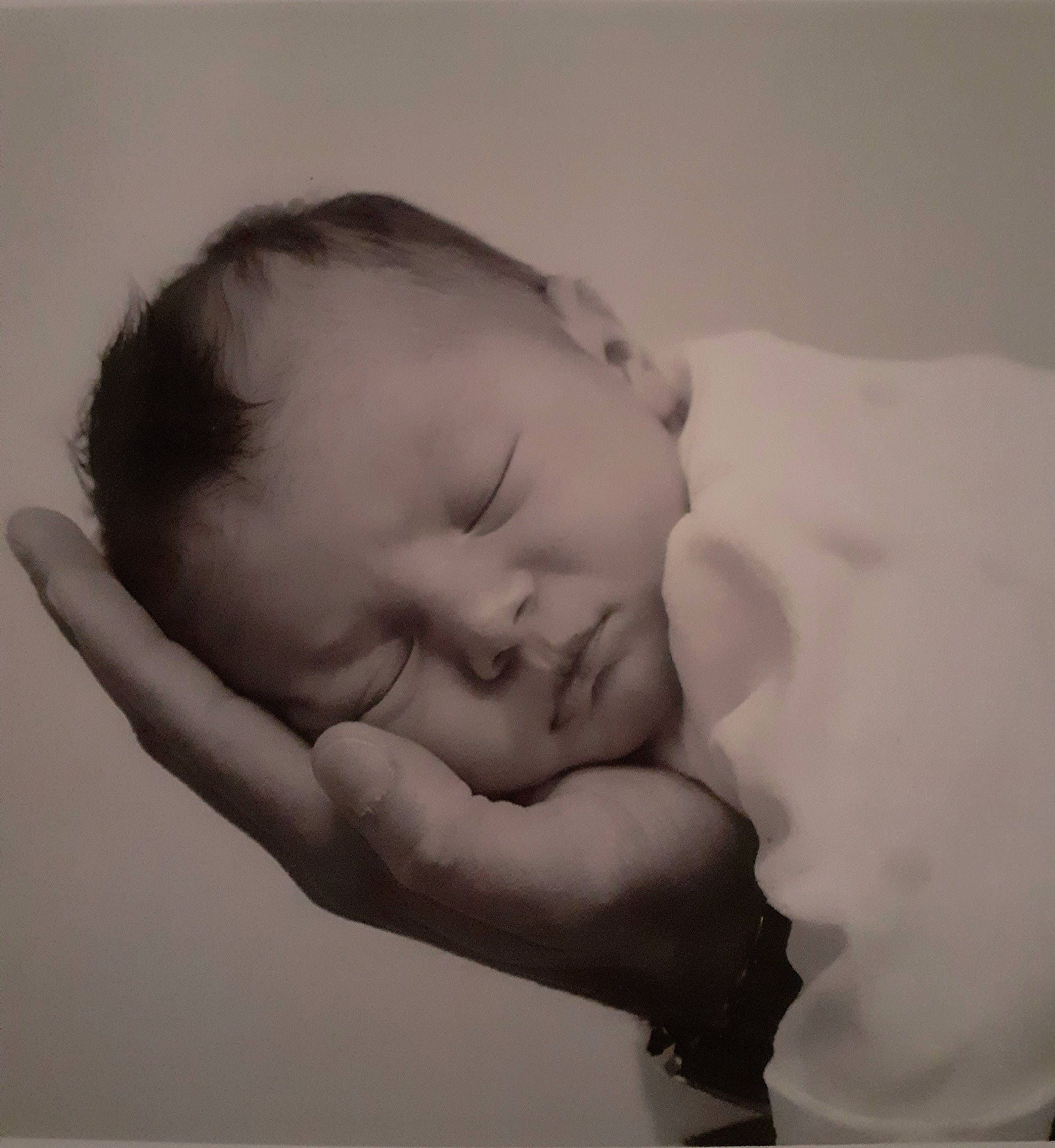 Lou participe au concours pour gagner de l'argent avec cette photo : arm, baby, baby_sleeping, baby_toddler_clothing, bedtime, cheek, comfort, ear, eyebrow, eyelash, finger, flash_photography, gesture, happy, human_body, jaw, lip, mouth, nose, person